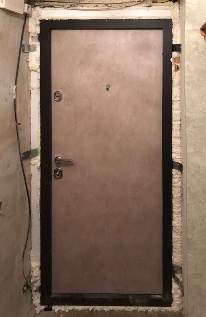 Входная дверь в квартиру 459АР1 вид изнутри