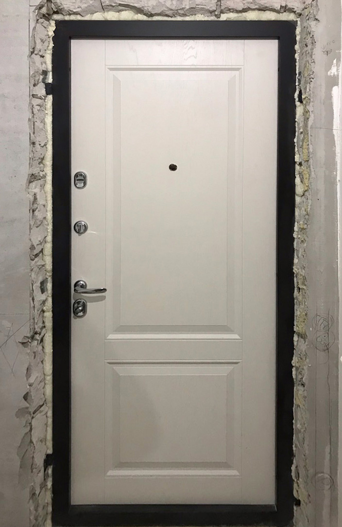 Входная дверь в квартиру 138АР1 вид изнутри