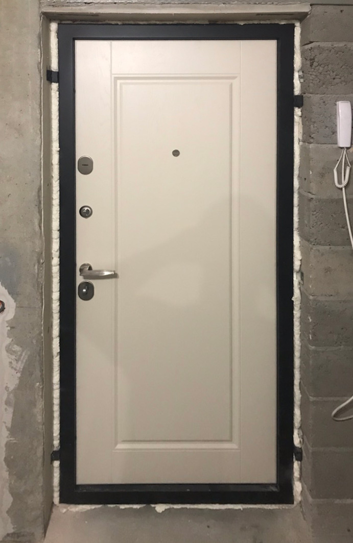 Входная дверь в квартиру 62АР1 вид изнутри