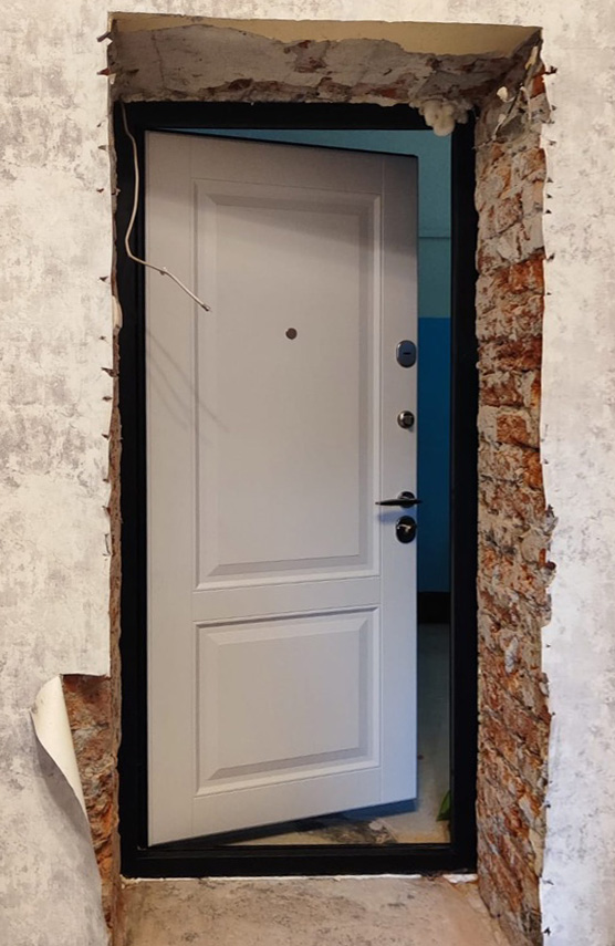 Входная дверь в квартиру 392АР1 вид изнутри