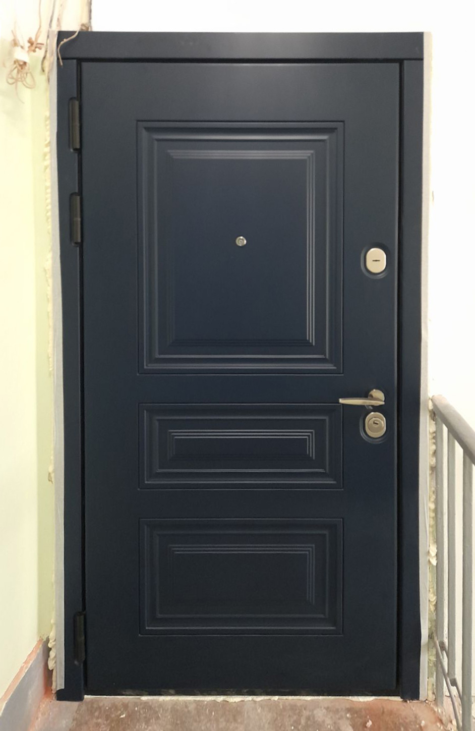 Входная дверь в квартиру 63АР1 вид снаружи