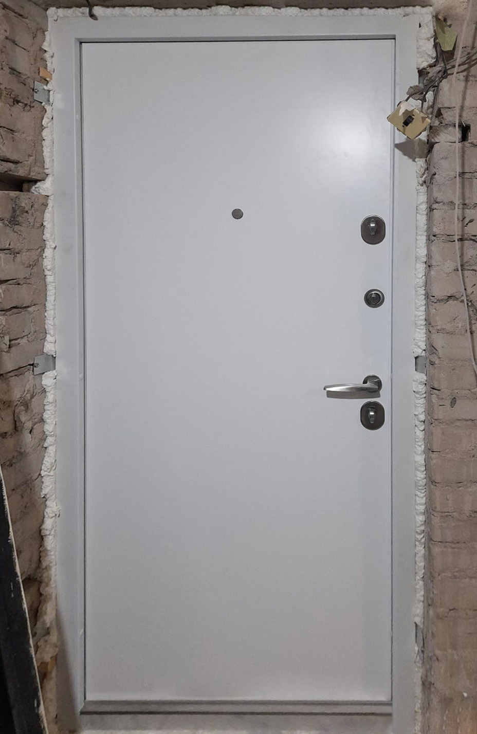 Входная дверь в квартиру 154АР1 вид изнутри